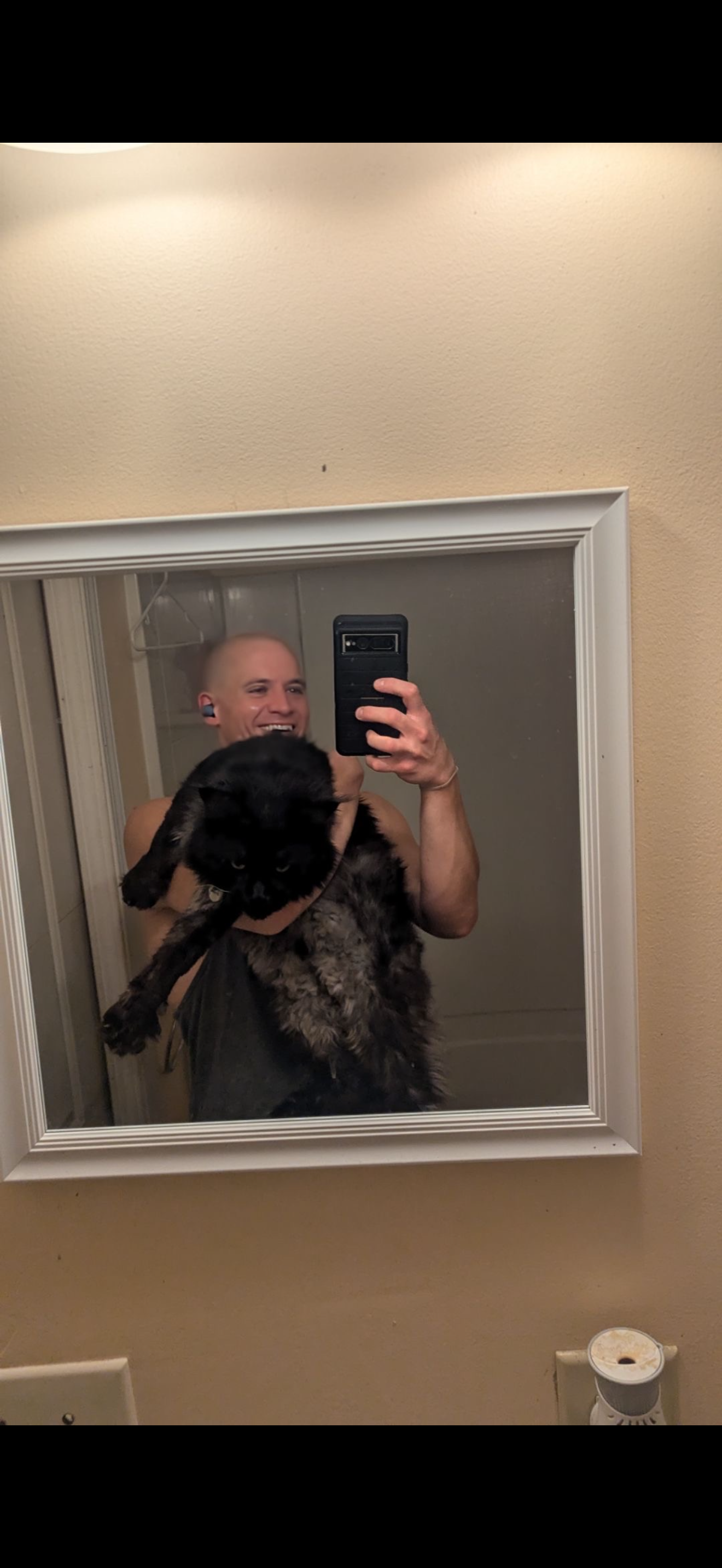 Cyrus mirror selfie – showing his impressive size, Dashing Coons